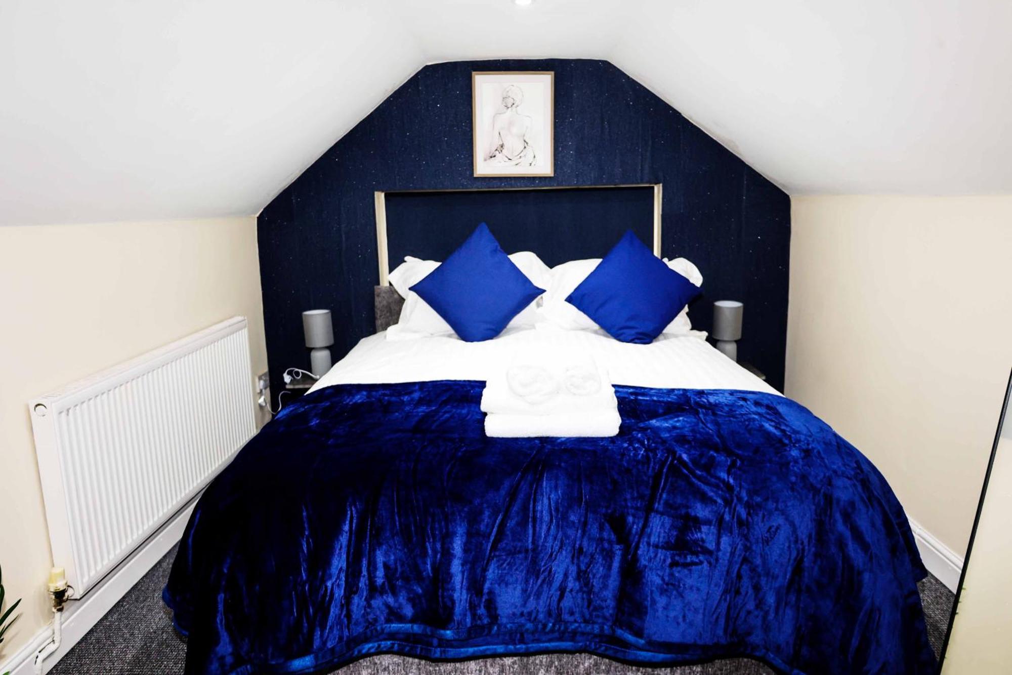 Lausory King Bed Living Your Luxe Home Away Nottingham Extérieur photo