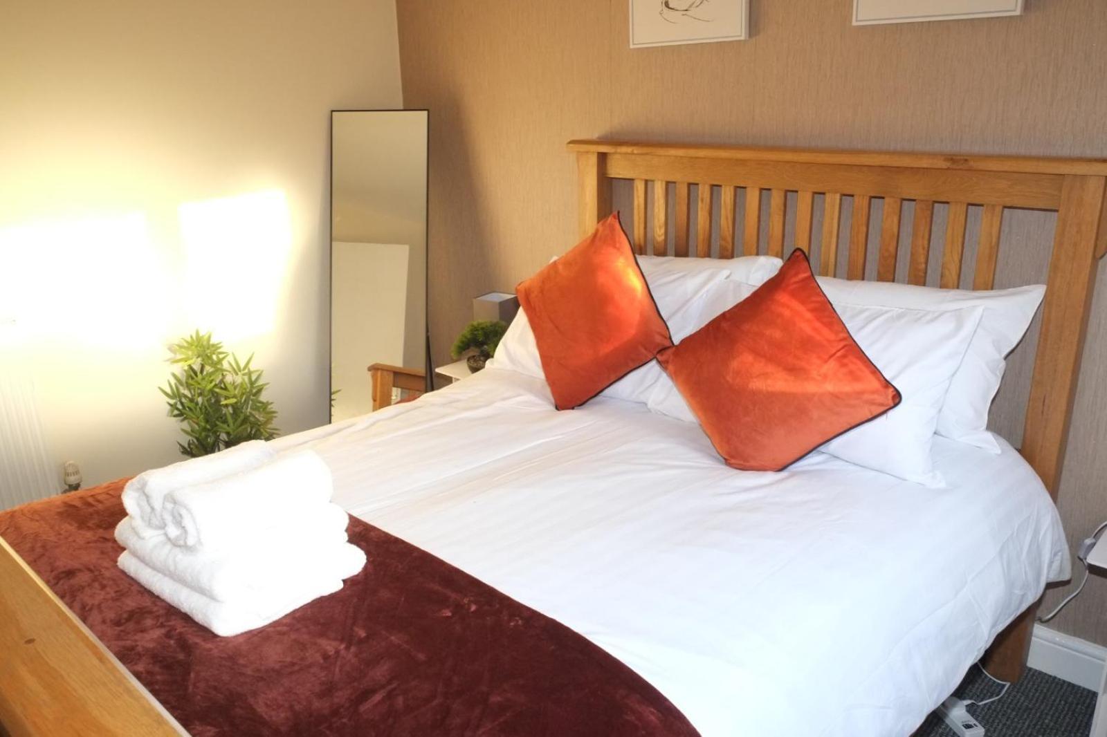 Lausory King Bed Living Your Luxe Home Away Nottingham Extérieur photo